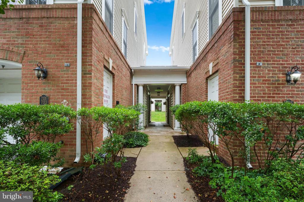 7135 Huntley Creek Pl in Alexandria, VA - Building Photo