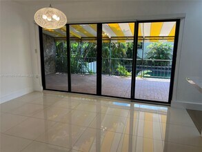15400 Sharpecroft Dr in Miami Lakes, FL - Building Photo - Building Photo