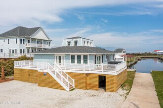 304 Marina Way in North Topsail Beach, NC - Building Photo - Building Photo