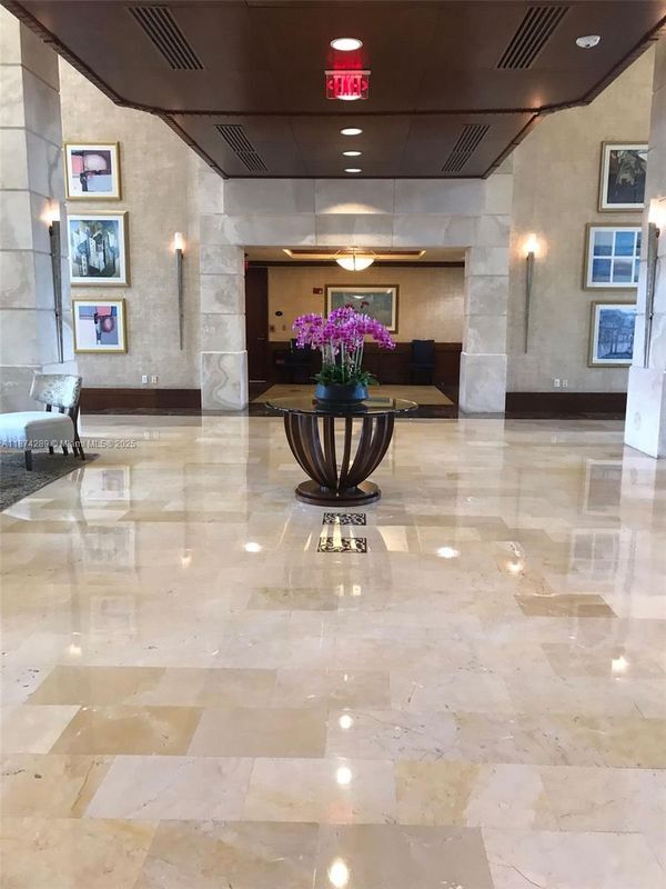19501 W Country Club Dr in Aventura, FL - Building Photo - Building Photo