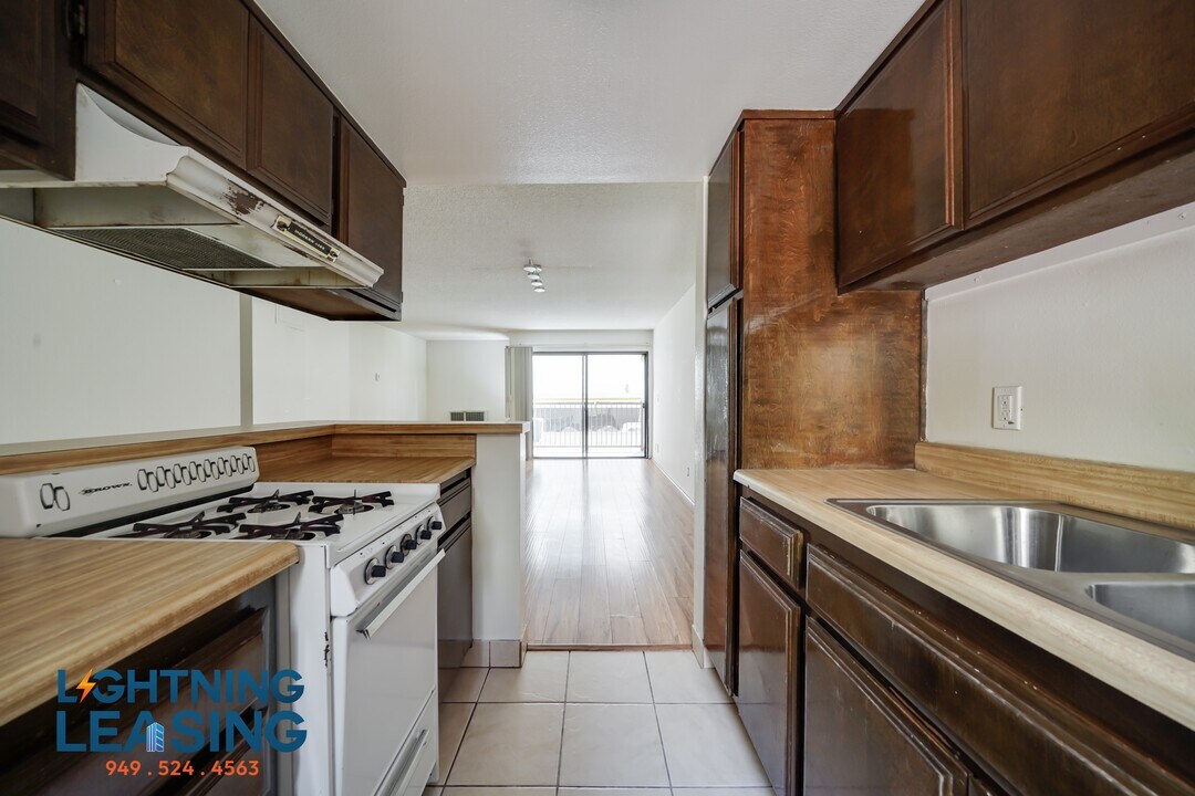 6827 Whitsett Ave in Los Angeles, CA - Building Photo