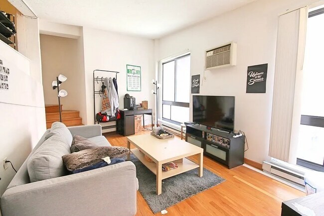 12 Stoneholm St, Unit 1