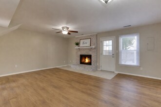 425 Rennie Ct in Virginia Beach, VA - Foto de edificio - Building Photo