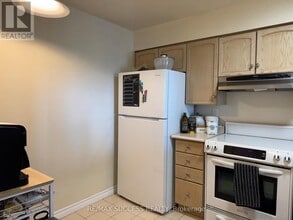350-2350 Rathburn Rd W in Mississauga, ON - Building Photo - Building Photo