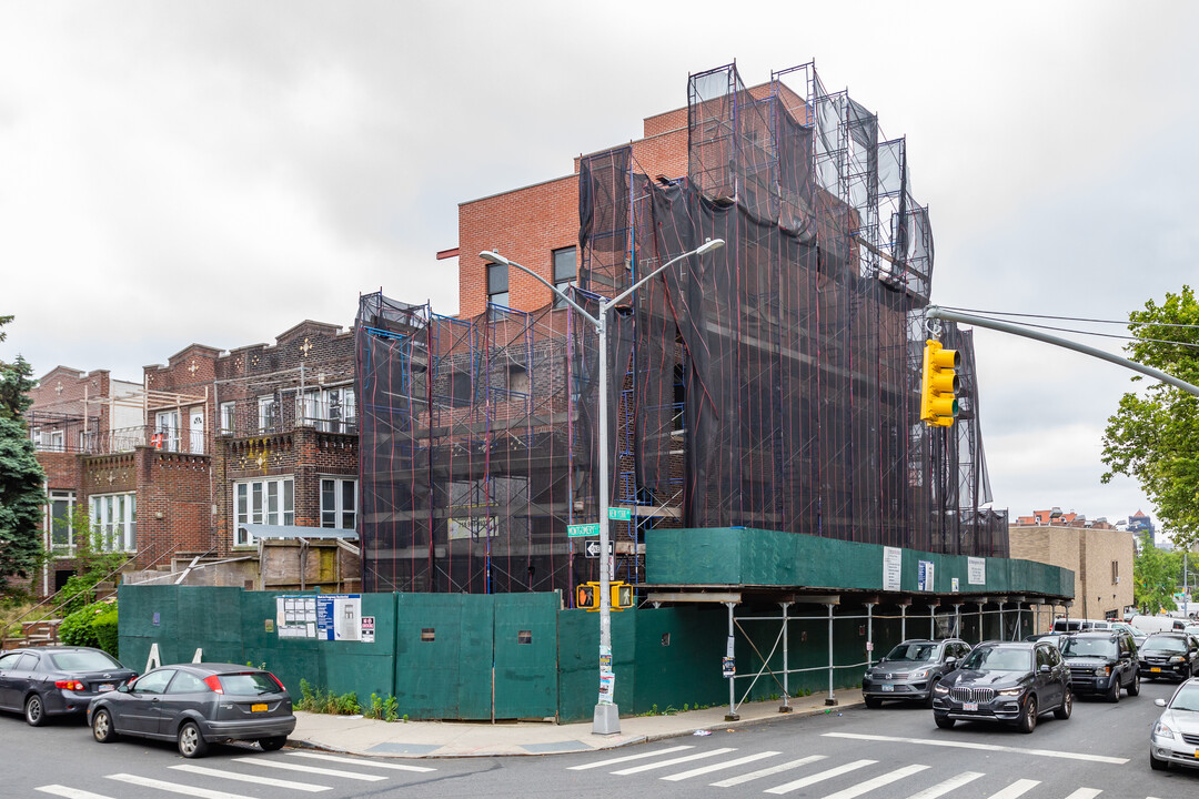 502 Montgomery St in Brooklyn, NY - Building Photo