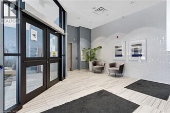 195 Commonwealth St in Kitchener, ON - Building Photo - Building Photo