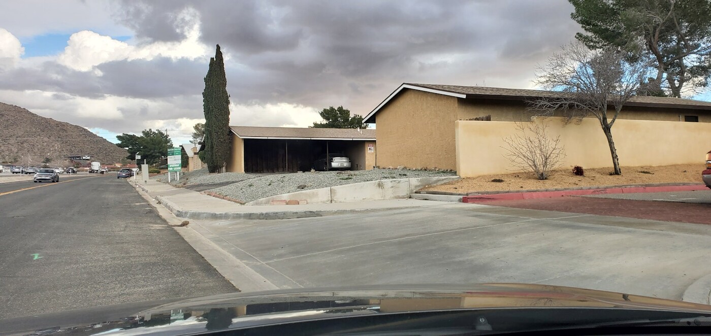 19211 CA-18 in Apple Valley, CA - Foto de edificio