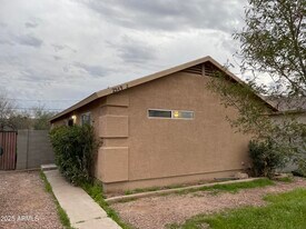 2549 E Chipman Rd in Phoenix, AZ - Building Photo