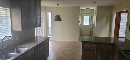 1375 Shadowdale St in Bridge City, TX - Building Photo - Building Photo