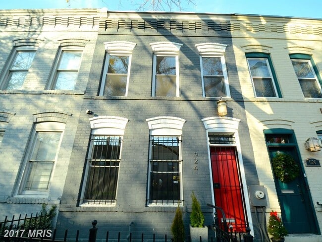 property at 624 14th Pl NE