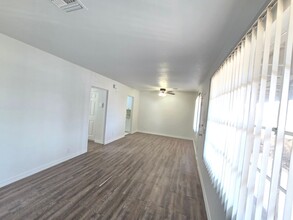 7235 N 55th Ave in Glendale, AZ - Foto de edificio - Building Photo