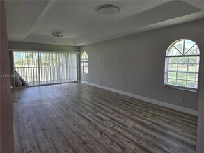 575 Augusta Blvd, Unit 8 in Naples, FL - Foto de edificio - Building Photo