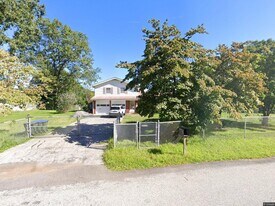 8 Ridgefield Ln in Newburgh, NY - Building Photo