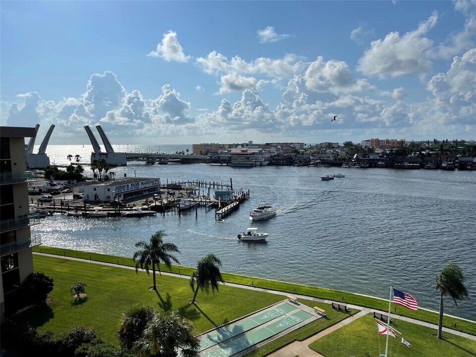 1 Key Capri in St. Petersburg, FL - Foto de edificio