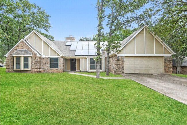 property at 1009 Woodridge Dr