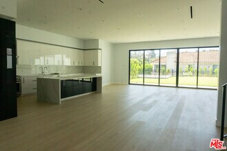 10360 Ilona Ave in Los Angeles, CA - Foto de edificio - Building Photo