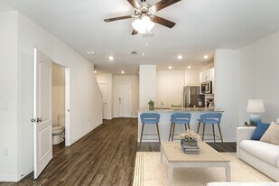 43 N Center St in Ormond Beach, FL - Building Photo