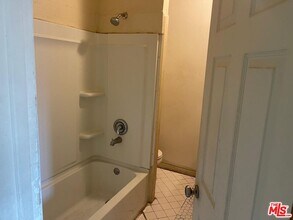 1005 W 46th St in Los Angeles, CA - Building Photo - Building Photo