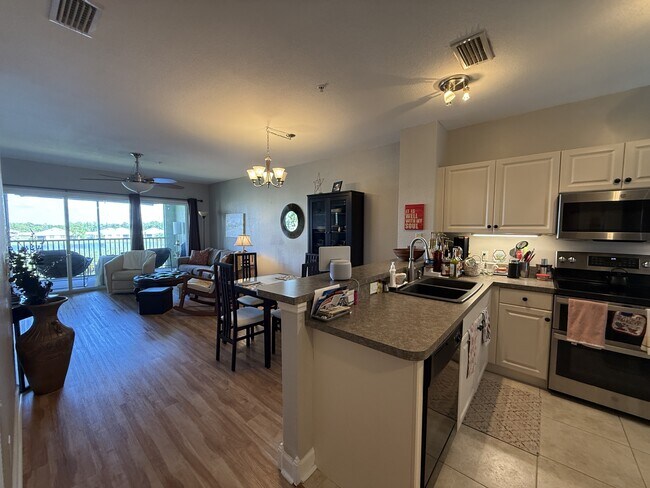 2160 Heron Lake Dr in Port Charlotte, FL - Building Photo - Building Photo