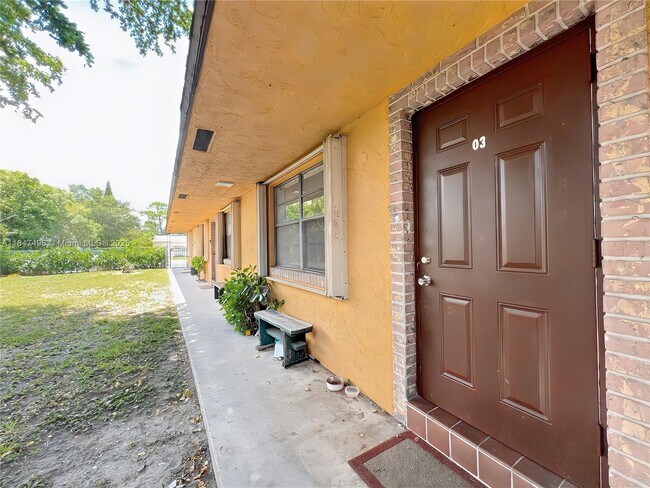 6032 SW 27th St in Miramar, FL - Building Photo - Building Photo