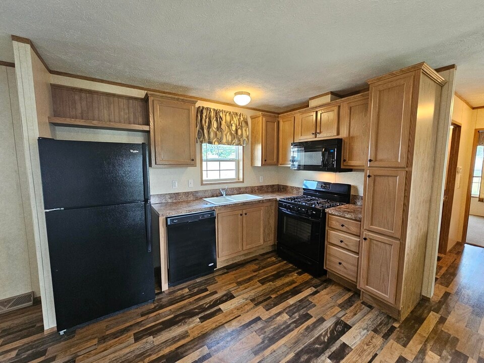 236 Maverick Ln in Utica, NY - Building Photo