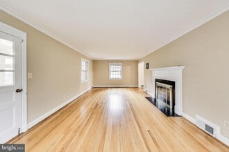 9326 W Parkhill Dr, Unit 201 in Bethesda, MD - Building Photo - Building Photo