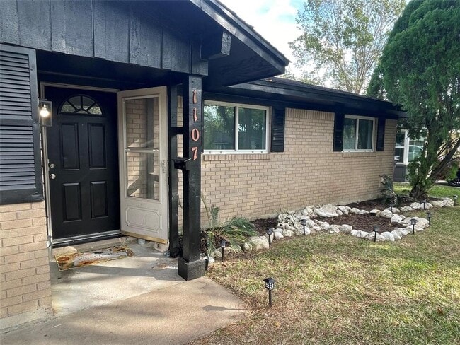 1107 Dover Cir in Alvin, TX - Building Photo - Building Photo