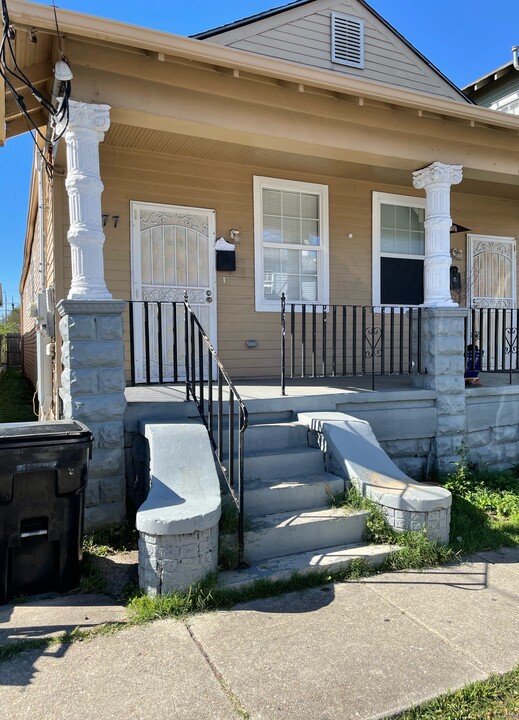 1777 Rousselin Dr in New Orleans, LA - Building Photo