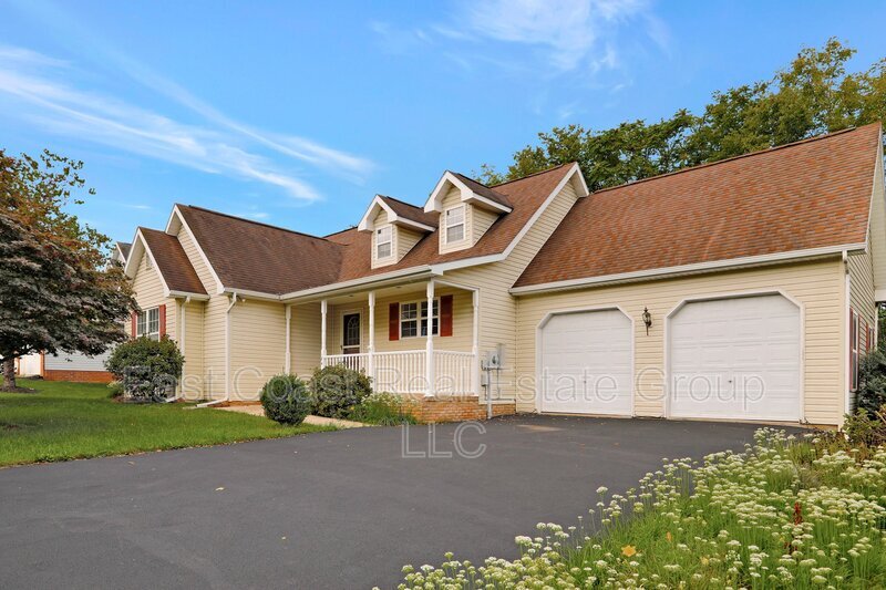 184 Larkspur Ln in Martinsburg, WV - Building Photo