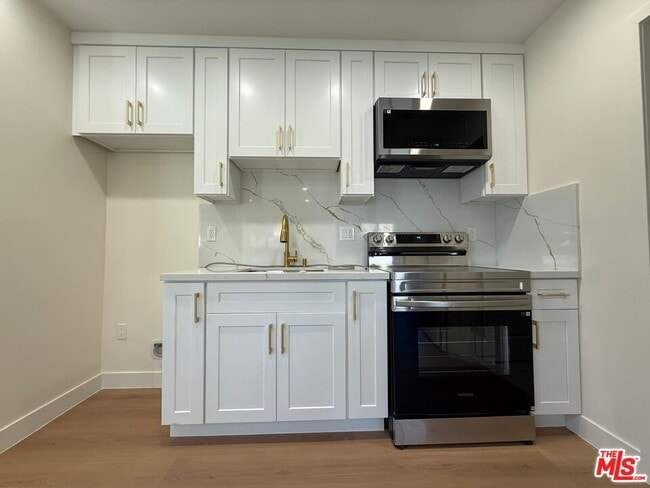 19055 Gledhill St in Los Angeles, CA - Building Photo - Building Photo