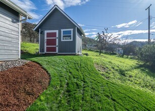 1719 SE Giles St in Roseburg, OR - Building Photo - Building Photo