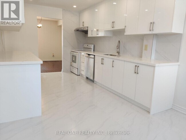 646 Village Pkwy in Markham, ON - Building Photo - Building Photo