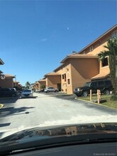 8175 NW 8th St-Unit -A7 in Miami, FL - Foto de edificio - Building Photo