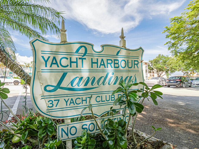 37 Yacht Club Dr in North Palm Beach, FL - Foto de edificio - Building Photo