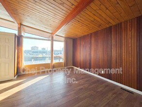 8820 Meadowlark Rd NW in Edmonton, AB - Building Photo - Building Photo