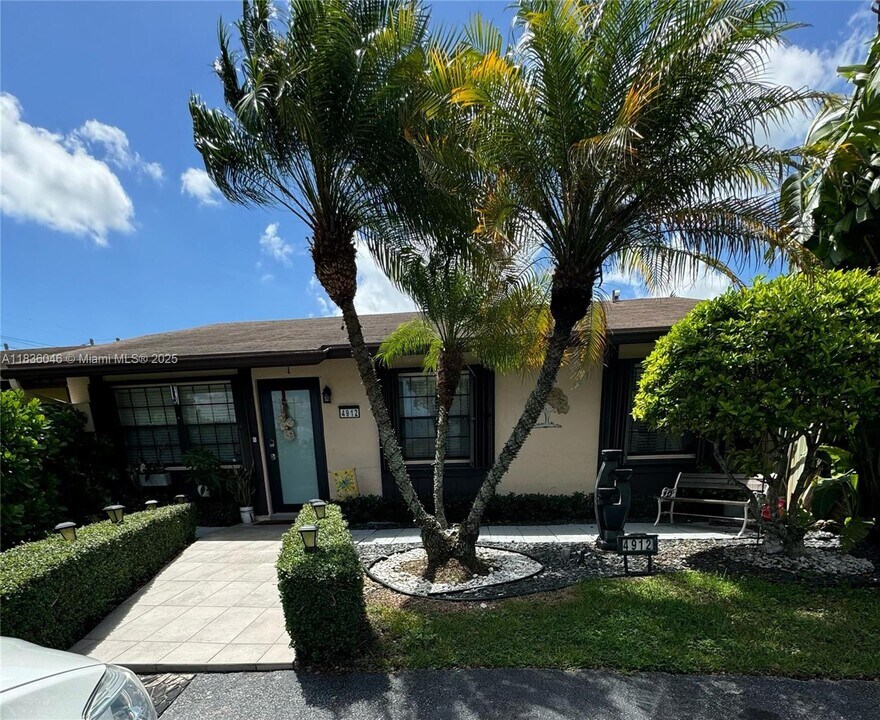 4912 SW 136th Pl in Miami, FL - Building Photo