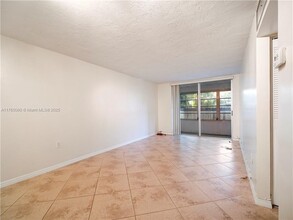 7300 NW 17th St, Unit 107 in Plantation, FL - Building Photo - Building Photo