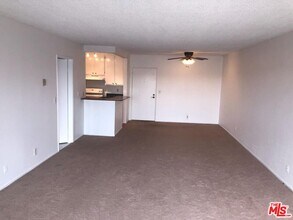 7765 W 91st St, Unit A-3123 in Los Angeles, CA - Building Photo - Building Photo