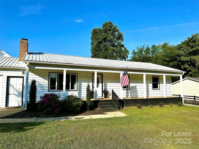 2054 Hickory Hills Dr in Denver, NC - Building Photo - Building Photo