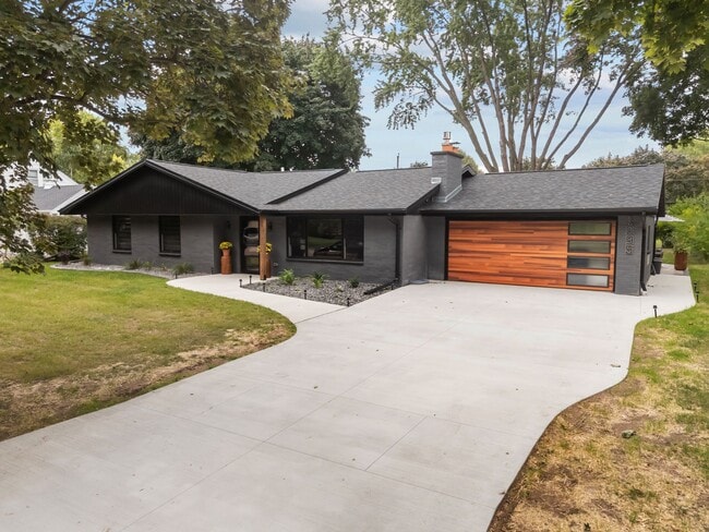 1095 April Ln, Unit Lower in Ashwaubenon, WI - Building Photo - Building Photo