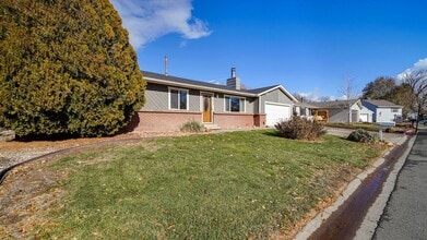 2844 Newport Cir in Grand Junction, CO - Building Photo - Building Photo