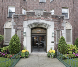 64-45 Booth St in Flushing, NY - Foto de edificio - Building Photo