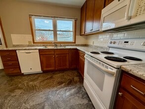 912 Waterloo Rd in Cedar Falls, IA - Building Photo - Building Photo