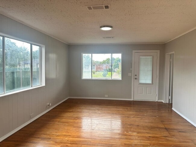 property at 918 W 5th St