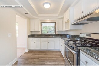 6128 Vinevale Ave in Maywood, CA - Foto de edificio - Building Photo