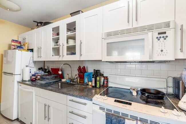 387 Commonwealth Ave, Unit 501 in Boston, MA - Building Photo - Building Photo