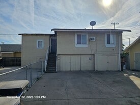 527-537 E San Joaquin Ave in Tulare, CA - Building Photo