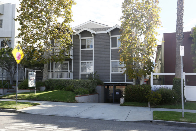 3626 Clarington Ave in Los Angeles, CA - Foto de edificio - Building Photo