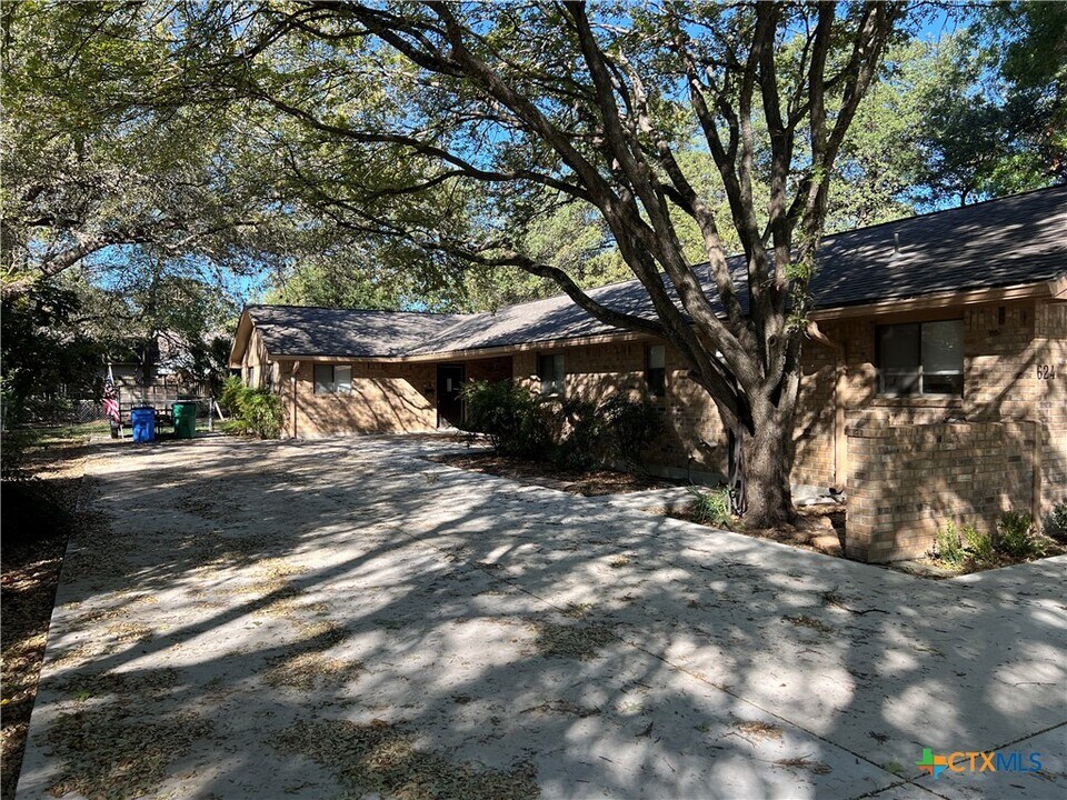 624 E Elm St in Seguin, TX - Building Photo