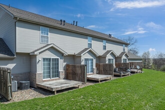 Maple Hill Townhomes in Bloomington, IL - Building Photo - Building Photo
